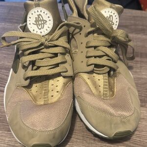 Nike Huarache Men's Sneakers - Olive and Beige